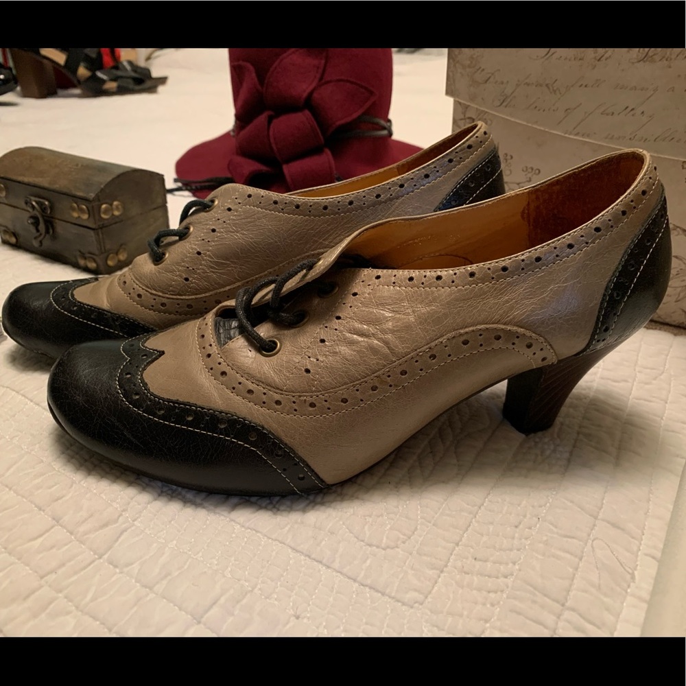 Jeffrey Campbell Tan/Black Oxford low heels Sz 10